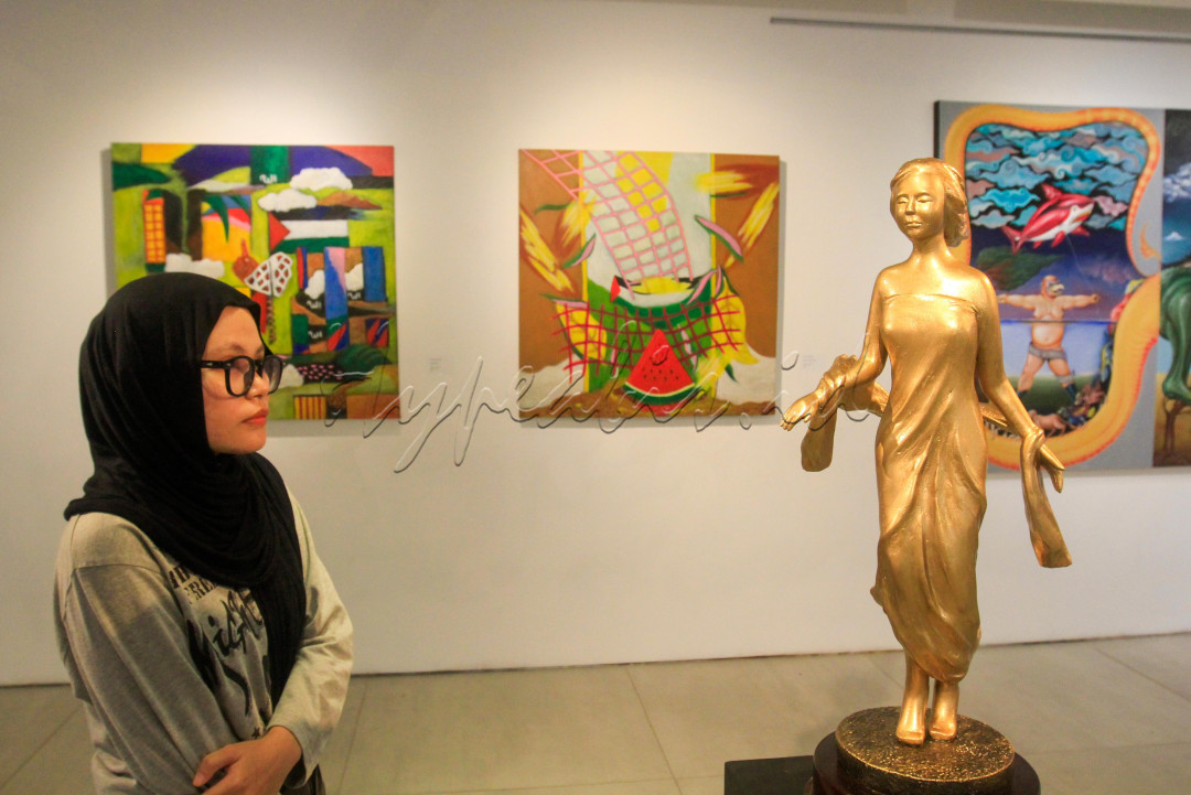 Pengunjung mengamati karya seni yang ditampilkan pada pameran Continuum di Galeri Cipta I, Taman Ismail Marzuki (TIM), Selasa (15/7/2025). Pameran yang berlangsung hingga 26 Juli 2025 ini menampilkan 38 karya seni rupa hasil karya 20 dosen Fakultas Seni Rupa Institut Kesenian Jakarta (IKJ) dan Fakultas Humaniora dan Industri Kreatif Universitas Maranatha Bandung.<br />
&nbsp;