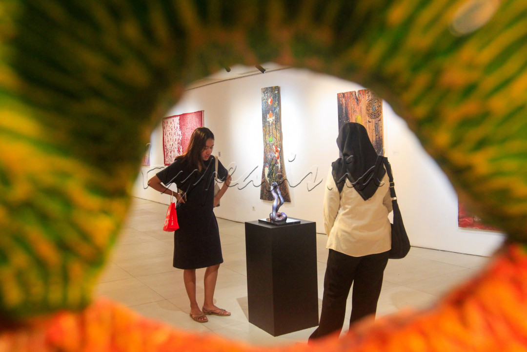 Tema yang dipilih dalam pameran ini menggambarkan kesinambungan ruang dan waktu sebagai bagian tak terpisahkan dari kesadaran manusia. Dalam era perubahan yang cepat, seni menjadi medium reflektif untuk mengeksplorasi bagaimana pengalaman, memori, dan identitas terjalin dalam suatu alur yang berkelanjutan.