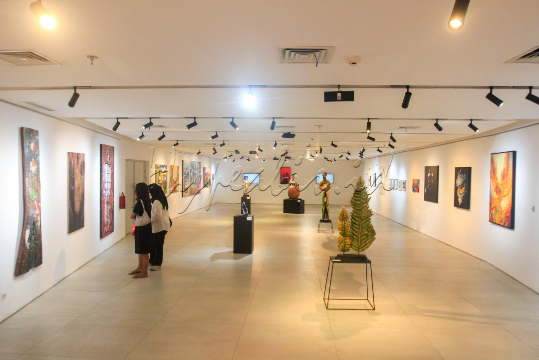 Continuum bukan hanya menjadi panggung ekspresi artistik para dosen seni rupa, tetapi juga menjadi ruang dialog yang memperkaya pemahaman terhadap peran seni dalam merespons realitas yang terus bergerak. Diharapkan pameran ini dapat menginspirasi pertukaran pemikiran dan metode penciptaan di lingkungan akademik dan profesional.<br />
<br />
Editor : Yayus Yuswoprihanto