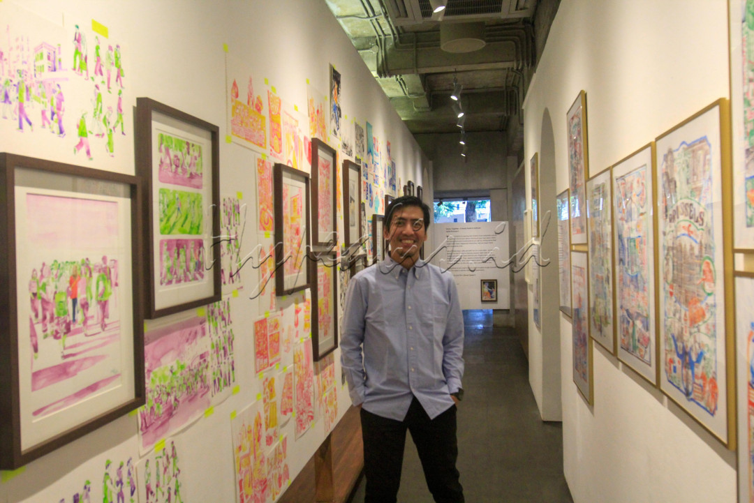 Seniman Mohammad Taufiq (Emte) berpose di antara karya ilustrasinya bertajuk Life as We Know It di Jakarta, Rabu (16/7/2025). Emte menampilkan sekitar 250 karya ilustrasi cat air dalam buku yang menceritakan pengalaman personal tentang bagaimana menikmati hidup secara sendirian.&nbsp;