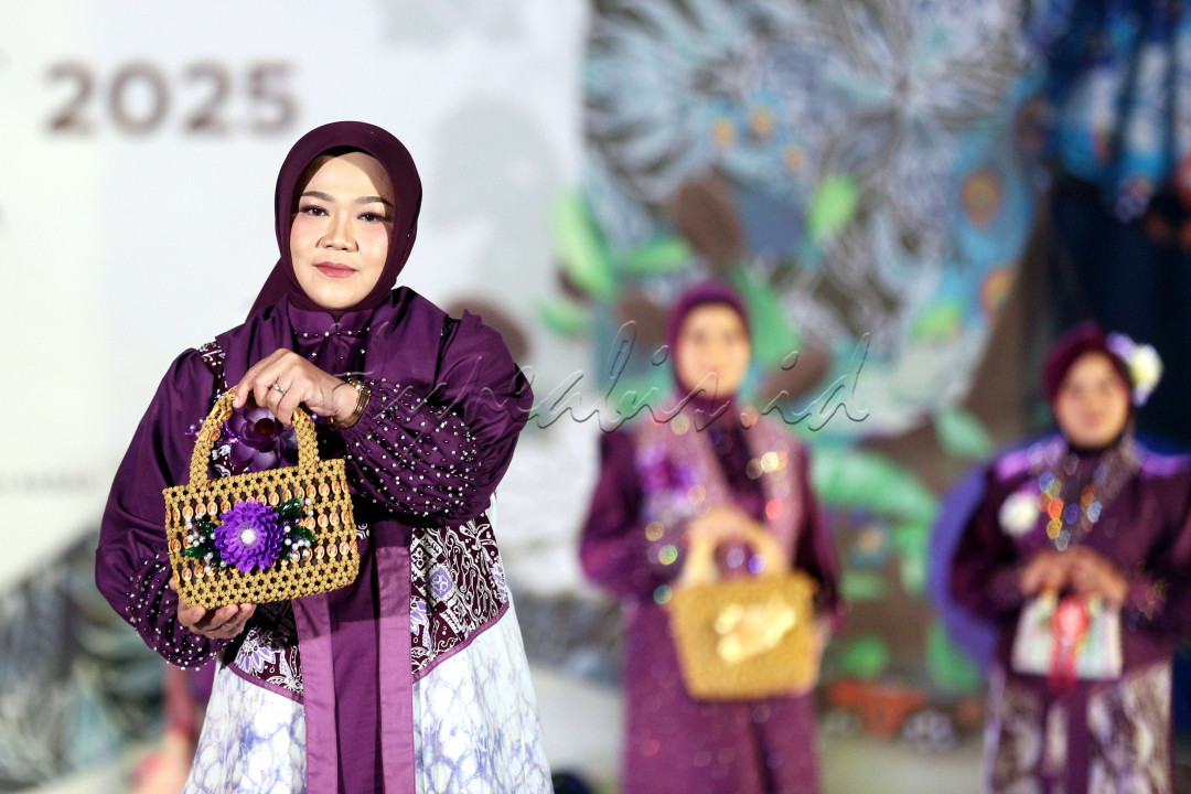 Tak hanya model profesional saja yang bisa berlenggak-lenggok di atas <em>catwalk</em> alias lintasan para model memamerkan baju, para pejabat di lingkungan Pemerintah Daerah Provinsi Jawa Barat pun bisa beraksi layaknya model saat peragaan busana memeriahkan gelaran Sunda Karsa Fest Karya Kreatif Jawa Barat (KKJ) 2025 di The Trans Luxury Hotel, Bandung, Jawa Barat, Jumat (18/7/2025).<!--/data/user/0/com.samsung.android.app.notes/files/clipdata/clipdata_bodytext_250720_072944_727.sdocx-->