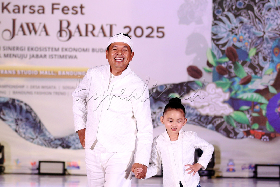 Sebanyak 27 kabupaten/kota Jawa Barat memperagakan busana khas daerahnya masing-masing, dengan Kepala Daerah dan pimpinan Satuan Kerja Perangkat Daerah (SKPD) sebagai modelnya. Tidak mau ketinggalan, Gubernur Jawa Barat Dedi Mulyadi menggandeng putrinya Hyang Sukma Ayu, mengenakan busana tenun khas Jawa Barat berwarna putih, rancangan desainer lokal dipadu dengan ikat putih dan dalaman pangsi, tampil memukau bak model.<!--/data/user/0/com.samsung.android.app.notes/files/clipdata/clipdata_bodytext_250720_073012_104.sdocx-->