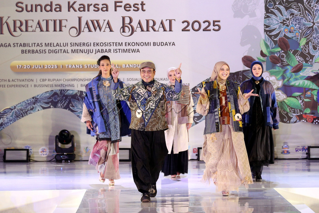 Wakil Wali Kota Bandung Erwin didampingi sang istri, Fitriana Dewi Erwin, diikuti pimpinan SKPD di lingkungan Pemerintah Kota Bandung berhasil mencuri perhatian audiens lewat busana karya pelaku UMKM Kota Bandung yang memadukan sentuhan etnik kontemporer. <!--/data/user/0/com.samsung.android.app.notes/files/clipdata/clipdata_bodytext_250720_073043_139.sdocx-->