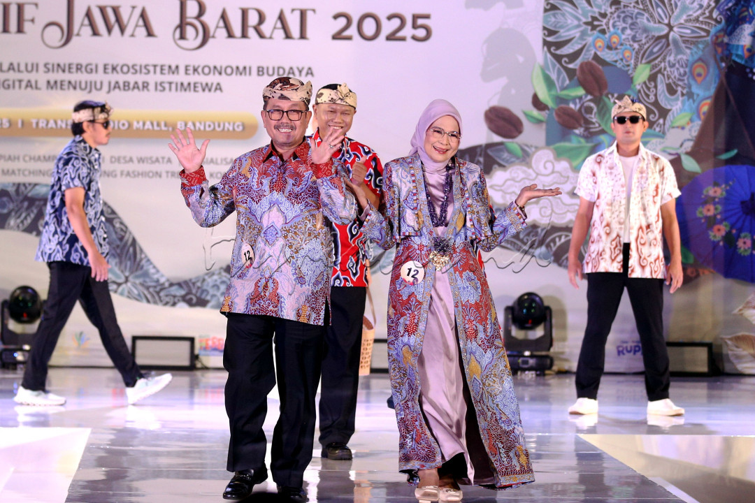 Kabupaten Cirebon dengan motif batik megamendungnya yang terkenal, berhasil diperagakan dengan elegan oleh Bupati Cirebon Imron Rosyadi bersama istri Nunung Roosmini, serta pimpinan SKPD di lingkungan Pemerintah Kabupaten Cirebon.<!--/data/user/0/com.samsung.android.app.notes/files/clipdata/clipdata_bodytext_250720_073104_853.sdocx-->