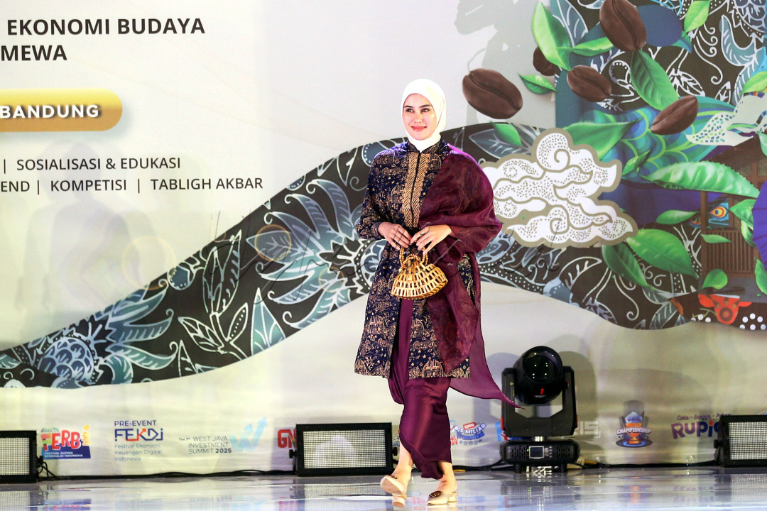 Salah satu yang paling ditunggu, penampilan istri dari Bupati Bandung Barat Jeje Ritchie Ismail, Syahnaz Sadiqah, menampilkan busana batik khas daerahnya dengan anggun di atas catwalk. Penampilan para pejabat tersebut tentu saja mengundang decak kagum penonton, karena meski dalam kesehariannya mereka bergulat dengan segudang kegiatan mengurus warga, namun kali ini mereka tak canggung tampil sebagai model dadakan.<br />
<br />
Editor : Yayus Yuswoprihanto<br />
<br />
<!--/data/user/0/com.samsung.android.app.notes/files/clipdata/clipdata_bodytext_250720_073137_707.sdocx-->