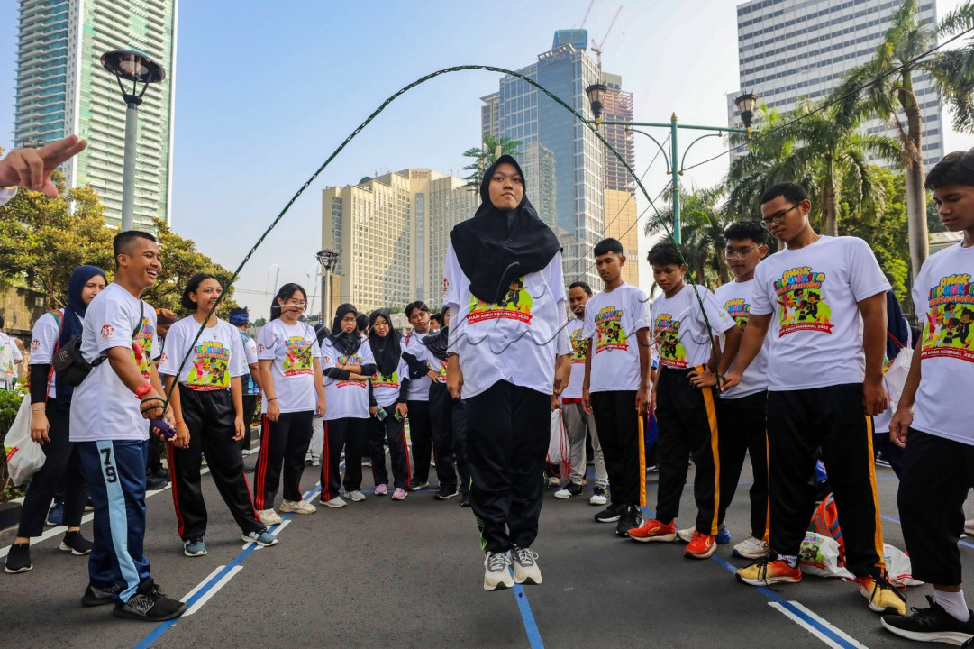 Sejumlah anak mencoba permainan tradisional saat Hari Bebas Kendaraan Bermotor (HBKB) atau <em>Car Free Day</em> (CFD) di kawasan Bundaran HI, Jakarta, Minggu (20/7/2025). Kegiatan tersebut diselenggarakan dalam rangka memperingati Hari Anak Nasional 2025 serta untuk menghidupkan&nbsp;kembali permainan tradisional sebagai upaya meminimalisasi pengaruh penggunaan gawai dalam kehidupan anak.<br />
&nbsp;