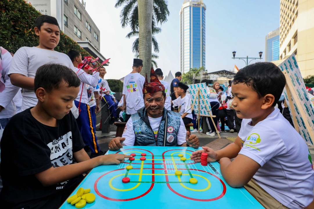 Permainan tradisional bukan hanya sekadar nostalgia semata, tetapi merupakan sebuah warisan budaya yang sarat makna di dalamnya seperti nilai kebersamaan, sportivitas, dan kreativitas. Terlebih di era dominasi gawai saat ini, anak-anak sangat perlu untuk mendapatkan ruang bermain yang menyehatkan fisik serta mental.<br />
&nbsp;