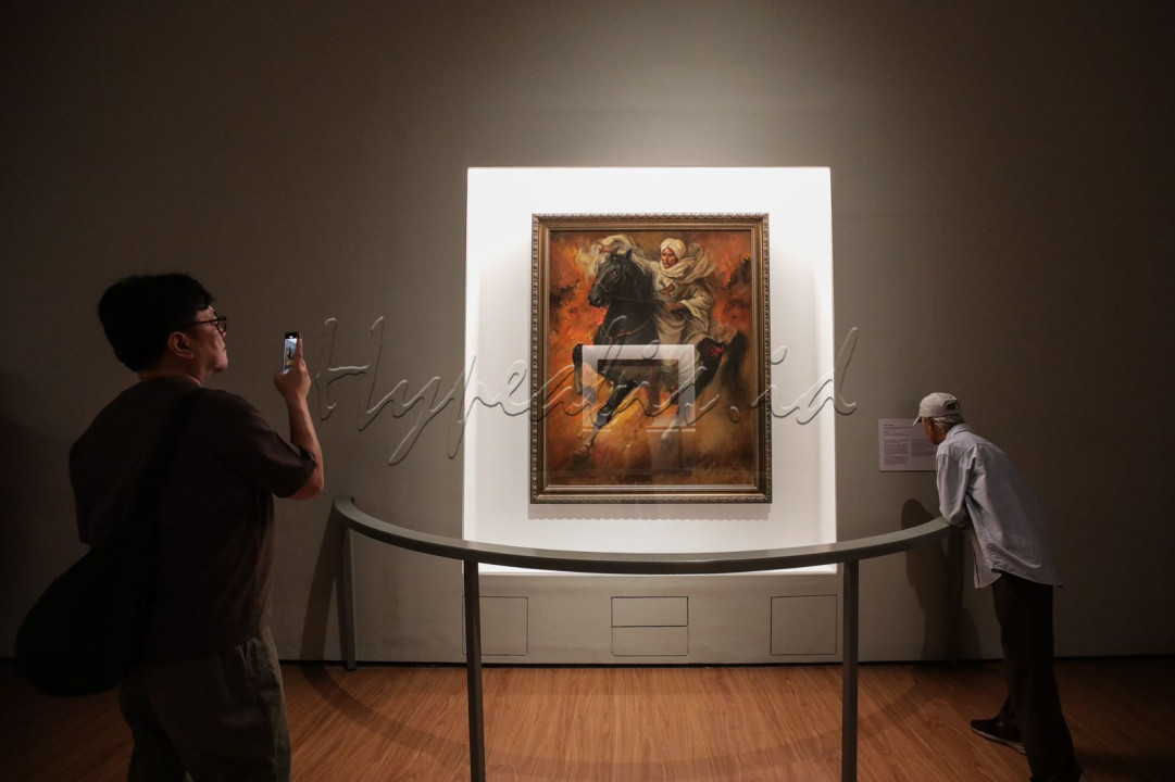Pengunjung melihat karya yang dipajang dalam Pameran NYALA: 200 Tahun Perang Diponegoro di Galeri Nasional, Jakarta, Senin (21/7/2025). Pameran dijadwalkan berlangsung hingga 15 September 2025.<br />
&nbsp;