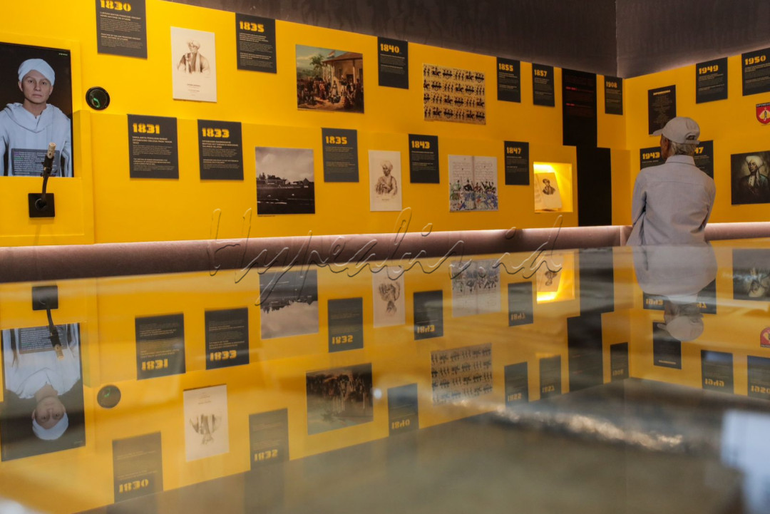 Museum dan Cagar Budaya unit Galeri Nasional Indonesia menggelar pameran tersebut untuk menyambut peringatan 80 tahun Kemerdekaan Republik Indonesia sekaligus mengenang dua abad meletusnya peristiwa bersejarah Perang Diponegoro (1825&ndash;1830).<br />
&nbsp;