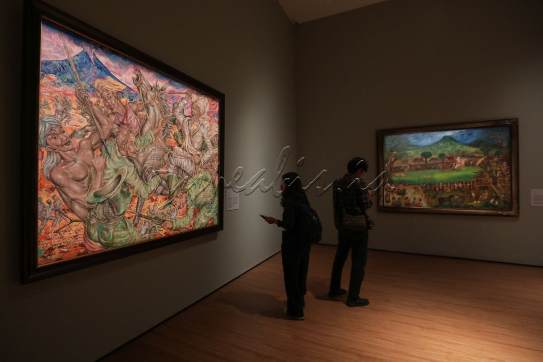Karya-karya yang dipajang tersebut berupa lukisan, patung, instalasi, sketsa, dan seni media (<em>Imersif,Augmented Reality, Video</em>). Selain itu ada pula artefak berupa arsip, naskah, koin, dan buku-buku terkait dengan Perang Diponegoro.<br />
<br />
Editor : Yayus Yuswoprihanto
