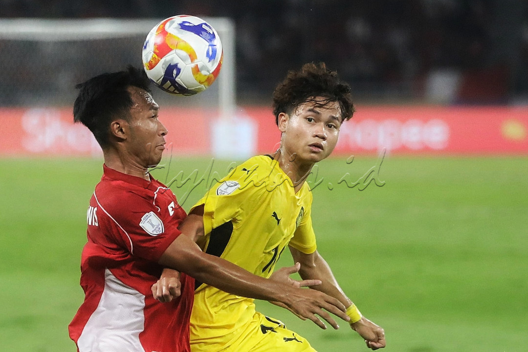Pesepak bola Timnas U-23 Indonesia Robby Darwis (kiri) berebut bola dengan pemain Timnas U-23 Malaysia Mohammad Haykal Danish dalam pertandingan penyisihan Grup A Piala AFF U-23 Mandiri Cup 2025 di Stadion Utama Gelora Bung Karno, Senayan, Jakarta, Senin (21/7/2025). Pertandingan tersebut berakhir dengan skor imbang 0-0.<br />
<br />
&nbsp;