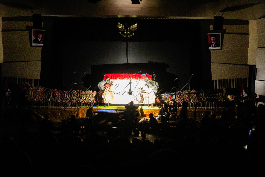 Dalang remaja memainkan wayang kulit di Auditorium Makara Art Center, Universitas Indonesia, Depok, Rabu (23/7/2025). Direktorat Kebudayaan Universitas Indonesia bersama Makara Art Center UI mengelar pangelaran wayang kulit bocah-remaja.<br />
&nbsp;