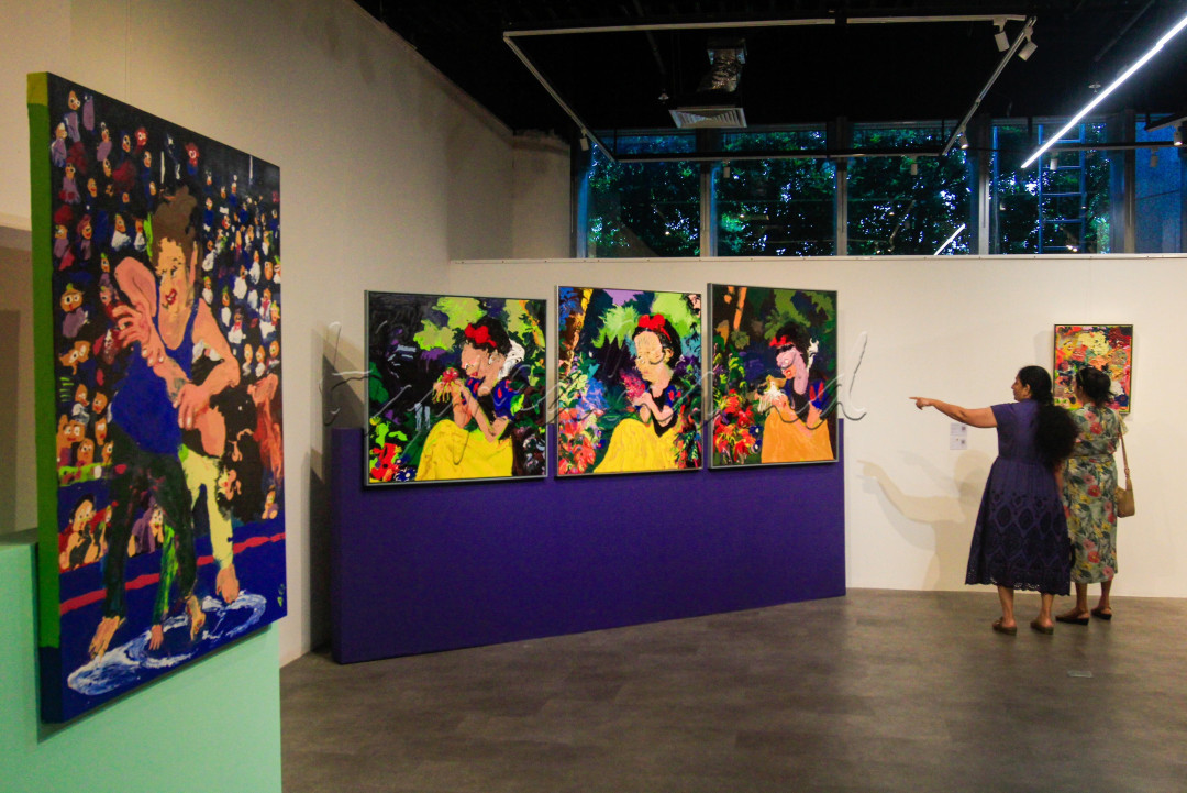 Pengunjung mengamati karya seni yang dipamerkan di ISA Art Gallery, Jakarta, Selasa (22/7/2025). Pameran tunggal karya Ardi Gunawan yang dikuratori oleh Hendro Wiyanto ini mengusung tema <em>Made Me Dirty</em> dan berlangsung hingga 12 September 2025.<br />
&nbsp;