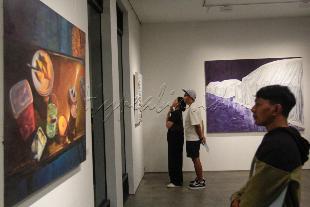 Pengunjung mengamati karya seni pada pameran tunggal Ugo Untoro berjudul <em>Melukis Rintik yang Menolak Kering</em> di Nadi Gallery, Jakarta, Kamis (24/7/2025). Pameran yang berlangsung hingga 24 Agustus 2025 ini menghadirkan sebuah undangan kontemplatif yang melampaui sekadar pameran seni.