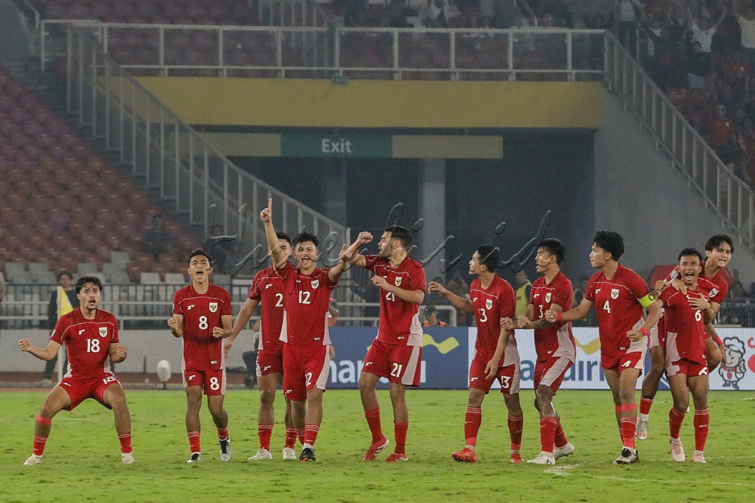 Para pemain Timnas U-23 Indonesia meluapkan kegembiraan saat menang adu penalti melawan Timnas U-23 Thailand dalam pertandingan semifinal Piala AFF U-23 Mandiri Cup 2025 di Stadion Utama Gelora Bung Karno (SUGBK), Senayan, Jakarta, Jumat (25/7/2025). Timnas U-23 Indonesia berhasil melaju ke partai puncak setelah mengalahkan Thailand dengan skor 7-6.&nbsp;