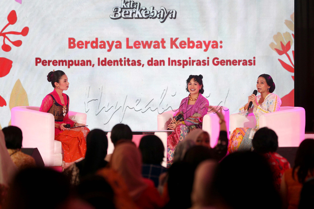 Ketua Komunitas Kebaya Menari Yanti Moeljono (<em>kanan</em>) dan Penyanyi Andien (<em>kedua kanan</em>) menyampaikan pemaparan saat sesi bincang santai <em>Berdaya Lewat Kebaya: Perempuan, Identitas, dan Inspirasi Generasi </em>dalam rangkaian acara program Kita Berkebaya di Posco Bandung, Jawa Barat, Sabtu (26/7/2025). Dalam rangka Hari Kebaya Nasional yang jatuh pada 24 Juli, Bakti Budaya Djarum Foundation menginisiasi gerakan Kita Berkebaya, yang kembali mengingatkan bahwa kebaya bukan sekadar busana tradisional atau simbol nostalgia, tetapi juga wujud sikap, perlawanan, dan kebanggaan perempuan Indonesia.<!--/data/user/0/com.samsung.android.app.notes/files/clipdata/clipdata_bodytext_250728_085956_129.sdocx-->