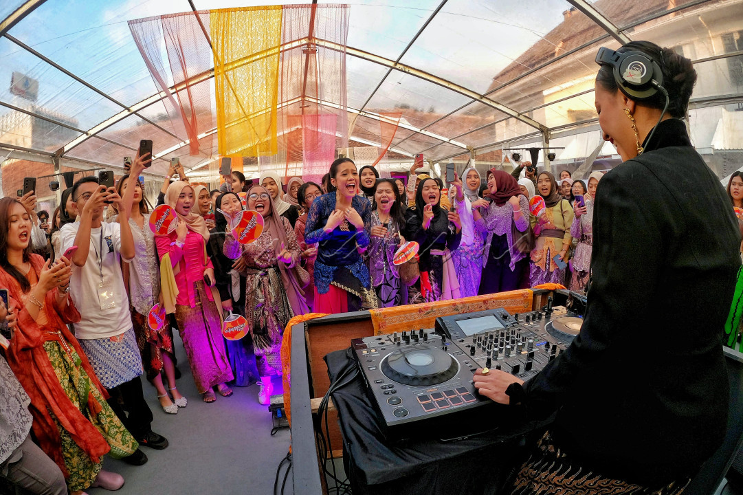 Gerakan Kita Berkebaya menghadirkan sesi perbincangan yang membahas pemberdayaan perempuan lewat kebaya, dan dimeriahkan juga dengan pameran dan basar kebaya, hingga penampilan hiburan dari&nbsp;DJ Skeletale&nbsp;dan suara merdu&nbsp;Rahmania Astrini.<!--/data/user/0/com.samsung.android.app.notes/files/clipdata/clipdata_bodytext_250728_090017_472.sdocx-->