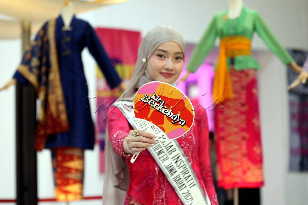 Dengan menghadirkan suara-suara perempuan yang berani, reflektif, dan otentik, gerakan Kita Berkebaya ini membuka ruang baru bagi kebaya untuk terus hidup dalam berbagai bentuk. Kebaya bukan sebagai sesuatu yang kaku atau eksklusif, tapi wadah ekspresi diri. <!--/data/user/0/com.samsung.android.app.notes/files/clipdata/clipdata_bodytext_250728_090118_348.sdocx-->