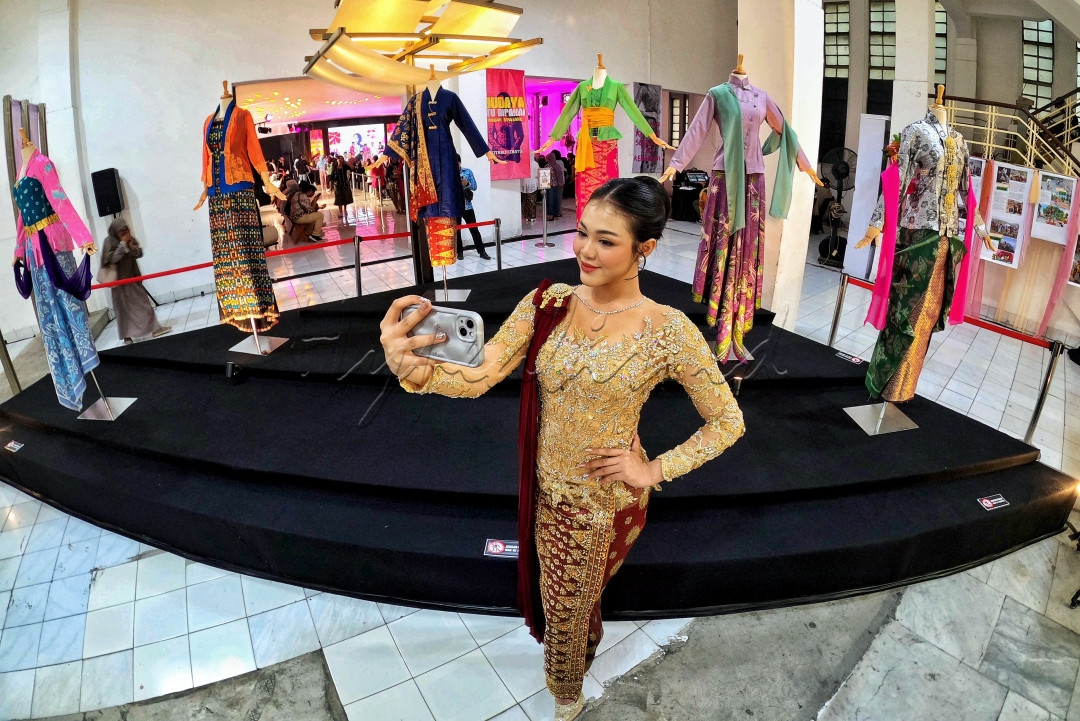 Kebaya bisa terus hadir dalam aktivitas sehari-hari, bukan hanya sebagai simbol budaya, tetapi juga sebagai kekuatan ekonomi yang memberdayakan, baik dari penjual kain, penjahit, pembatik, perancang busana, hingga pelaku industri kreatif lainnya di seluruh Indonesia. Kebaya tidak hanya hidup, tapi juga menghidupi.<br />
<br />
Editor : Yayus Yuswoprihanto<!--/data/user/0/com.samsung.android.app.notes/files/clipdata/clipdata_bodytext_250728_090255_898.sdocx-->