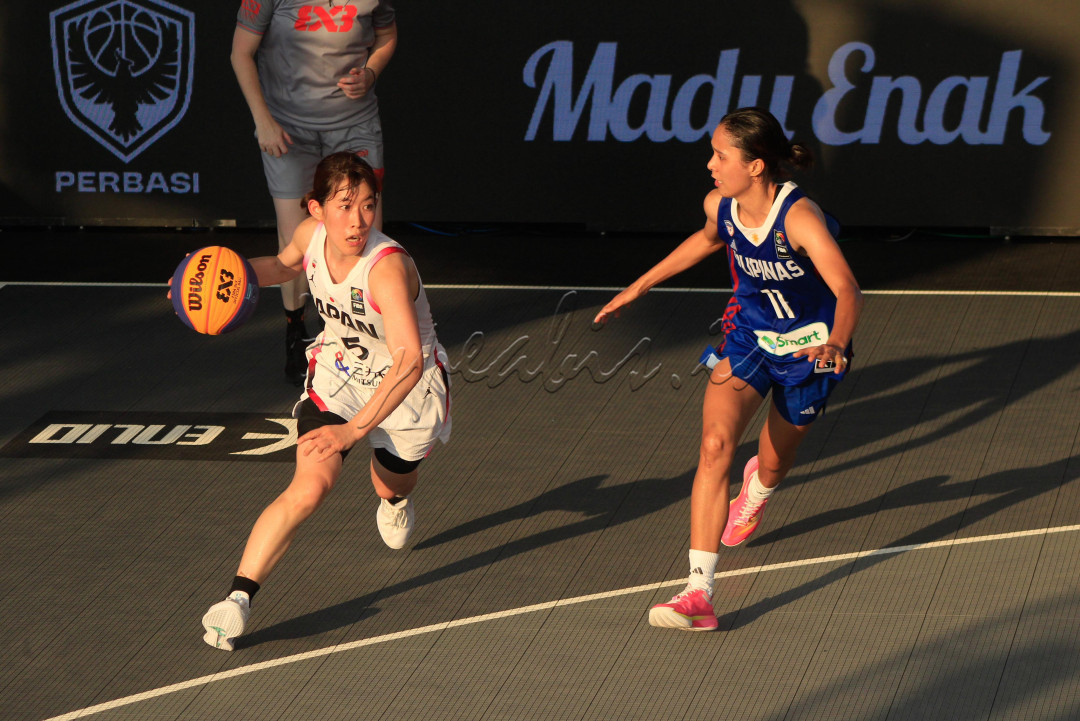 Pebasket putri Jepang (5) berusaha melewati pebasket Filipina (11) pada pertandingan kualifikasi FIBA 3x3 Women's Series Inaspro 3x3 Jakarta di Plaza Parkir Timur Senayan, Kompleks GBK, Jakarta, Jumat (25/7/2025). FIBA Inaspro 3x3 Jakarta 2025 diikuti oleh 16 tim putra dan 16 tim putri yang mewakili negara, kota, perusahaan, atau tim secara mandiri.
