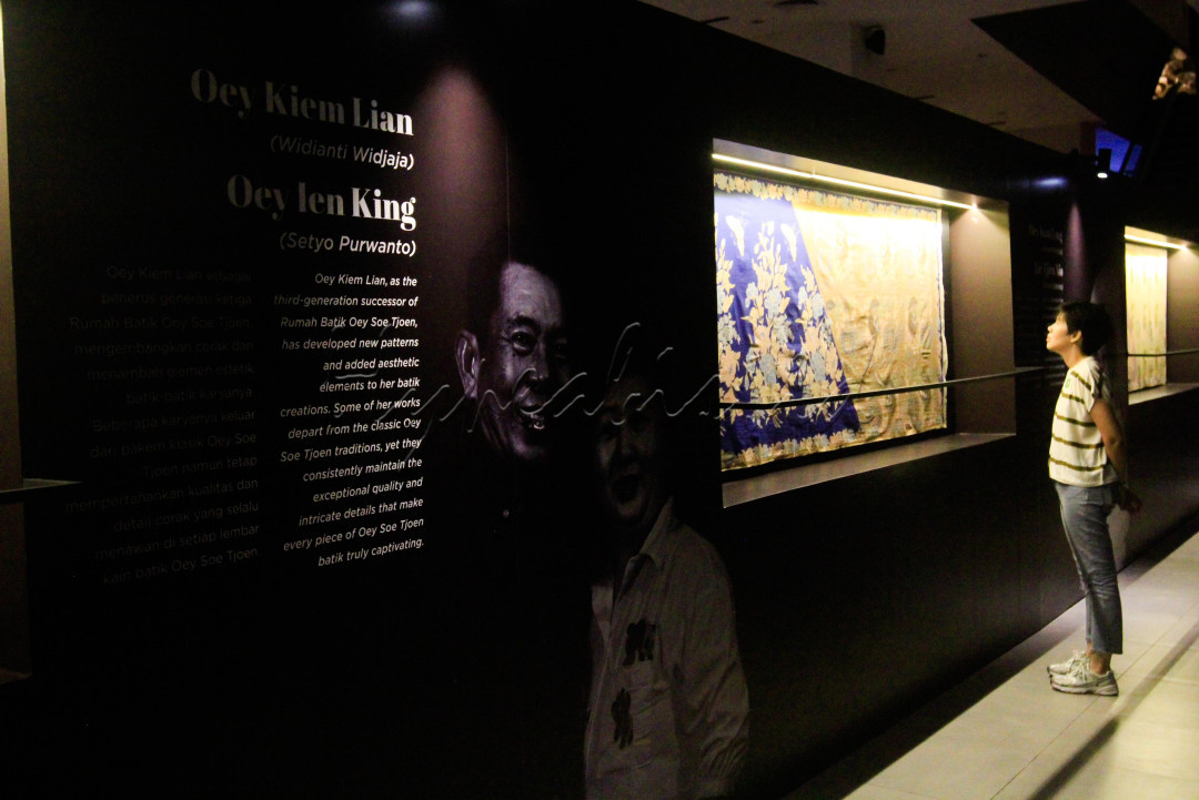 Pengunjung melihat kain panjang Guan Shi Yin Pusa koleksi Oey Kim Lian dalam Pameran Batik Karya Tiga Generasi Oey Soe Tjoen Selama 100 Tahun di Galeri Emiria Soenassa, Taman Ismail Marzuki, Jakarta, Selasa (29/7/2025).&nbsp;