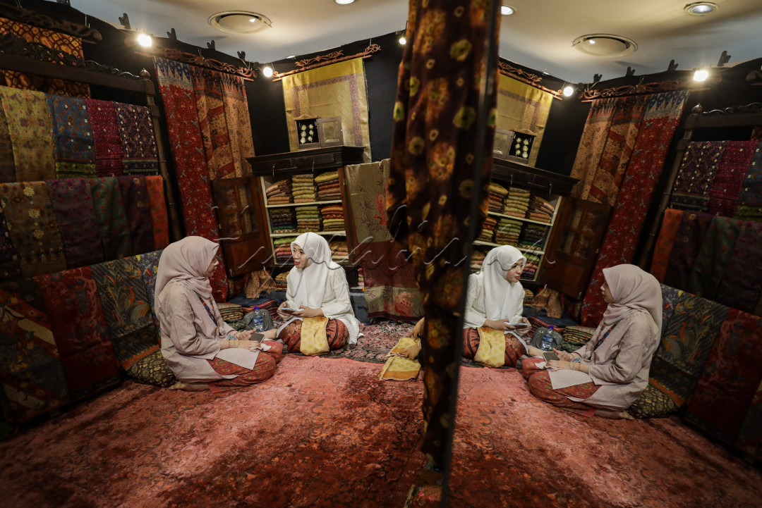 Peserta beraktivitas di salah satu stan pada pameran Gelar Batik Nusantara (GBN) di Pasaraya Blok M, Jakarta, Rabu (30/7/2025). Yayasan Batik Nusantara kembali menggelar acara dua tahunan ini sebagai ruang perayaan, apresiasi, sekaligus kolaborasi lintas generasi untuk menghidupkan batik sebagai bagian penting dari identitas dan gaya hidup bangsa Indonesia.