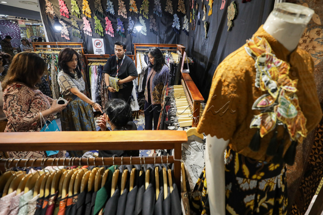 Dengan tema <em>Bangga Berbatik</em>, GBN 2025 mengajak masyarakat untuk memaknai batik tidak hanya sebagai warisan budaya, tetapi juga sebagai bagian dari gaya hidup yang dinamis, relevan, dan membanggakan di tengah perkembangan zaman.<br />
&nbsp;