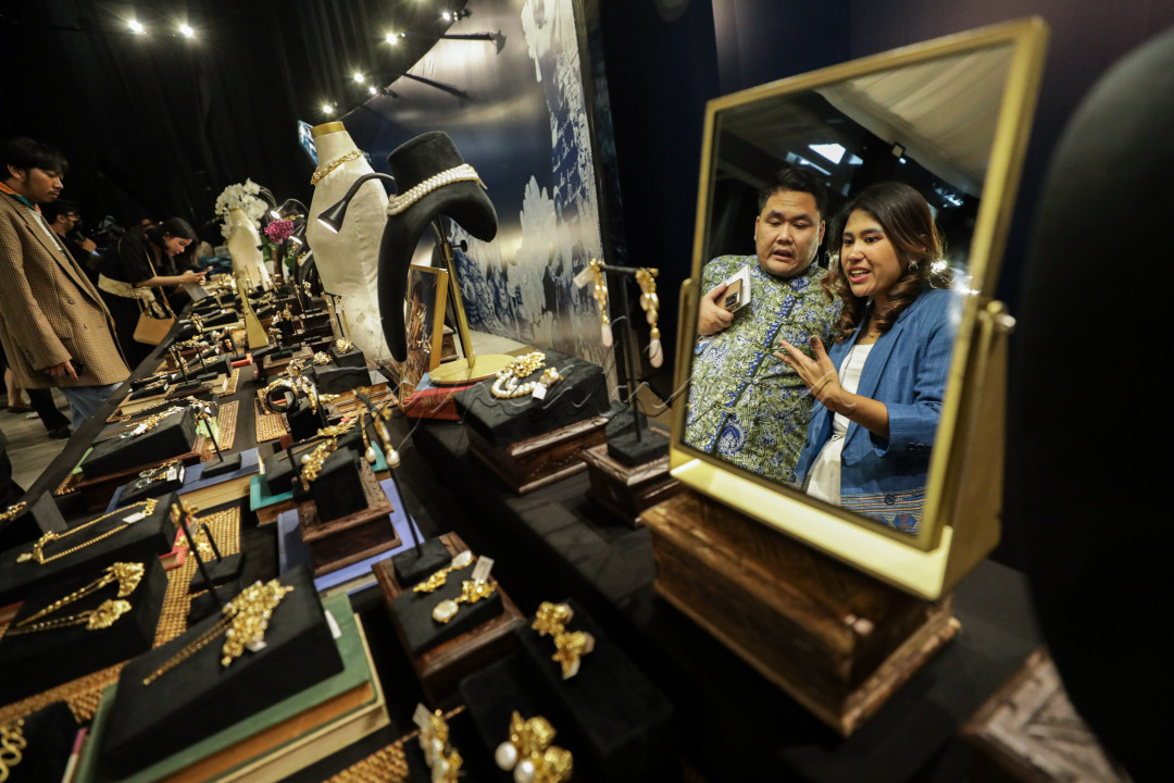 Pengunjung mengamati koleksi pernak-pernik yang dipamerkan pada acara Kawan Nusantara: IDENTITAS di Jakarta, Kamis (31/7/2025). TULOLA berkolaborasi dengan BCA dan Pertamina mempersembahkan acara tersebut sebagai sebuah kolaborasi seni, budaya, dan kekayaan kerajinan lokal untuk mendukung UMKM dan pelestarian budaya asli Indonesia. Acara ini menjadi ruang pertemuan lintas kreativitas yang melibatkan sembilan jenama UMKM Indonesia.&nbsp;