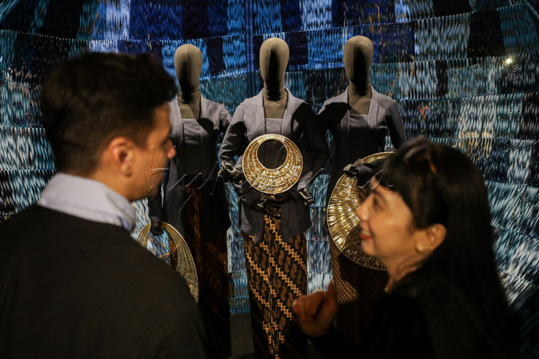 Selain karya instalasi, acara ini menghadirkan koleksi <em>art-wear</em> IDENTITAS yang terdiri dari 41 items berupa anting, bros, sirkam, kalung gelang, dan delapan items One of A Kind, yang memadukan kepiawaian pekerjaan tangan dengan teknik seni perhiasan adiluhung Nusantara. Koleksi ini menggunakan motif-motif yang diberi nama: Warisan, Komunitas, Dunia Baru dan Legacy yang merupakan empat babak perjalanan penemuan diri.<br />
&nbsp;