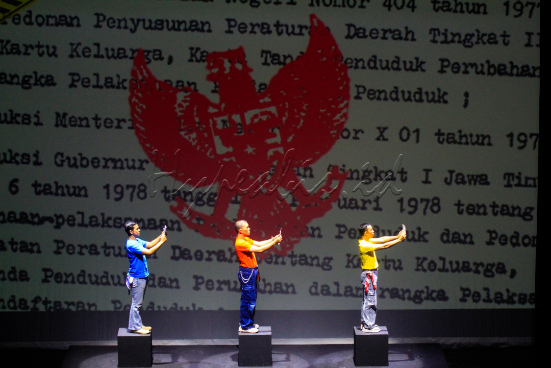 Seniman dari Teater Tetas mementaskan Plunge pada acara Djakarta International Theater Platform (DITP) 2025 di Graha Bhakti Budaya, Taman Ismail Marzuki (TIM), Jakarta, Selasa (5/8/2025). Lakon Plunge yang dibawakan oleh Teater Tetas tersebut merupakan karya dari Jean Tay (Singapura). Kisah tersebut membawa penonton menyelami dunia Isabel dan Ina, dua tokoh perempuan beretnis Tionghoa, yang hidup dalam gejolak krisis moneter dan kerusuhan sosial 1998, meski tempat mereka terpisah.