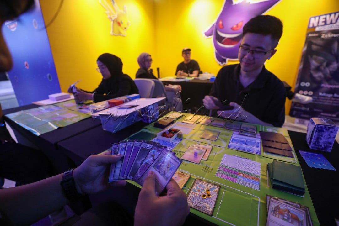 Dengan menghadirkan ragam genre dan platform permainan, mulai dari gim kompetitif, permainan strategi, hingga gim kasual, IGW 2025 diharapkan mampu mendorong perkembangan ekosistem gim dan IP lokal ke tingkat yang lebih tinggi. Event ini tidak hanya menjadi ajang hiburan, tetapi juga wahana edukasi dan jejaring bagi pelaku industri, kreator, serta komunitas. Semua mata tertuju ke Blok M Hub, yang dalam beberapa hari menjadi pusat perhatian dunia gim di Indonesia.<br />
<br />
Editor : Yayus Yuswoprihanto