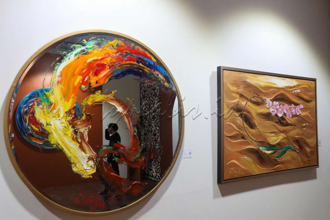 Pantulan pengunjung terlihat dari salah satu karya yang ditampilkan pada ArtMoments Jakarta 2025 di Jakarta, Kamis (7/8/2025). Pada penyelenggaran tahun ini, bursa seni kontemporer ArtMoments Jakarta 2025 menyapa publik dengan nuansa yang segar dan lokasi anyar yakni di AGORA Exhibition Hall, pada 7&ndash;10 Agustus 2025. Mengangkat tema Restoration, ajang ini menjadi ruang pulih dan temu untuk dunia seni yang haus akan koneksi, kebersamaan, dan cahaya baru pasca jeda panjang. Sebanyak 60 galeri seni dari berbagai penjuru dunia bergabung, membawa serta karya lebih dari 600 seniman yang siap menggugah rasa.