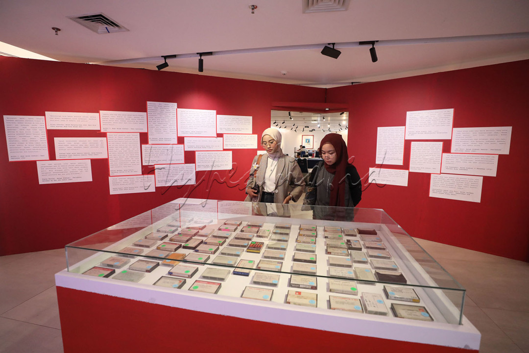 Pengunjung melihat koleksi rekaman kaset yang terkait dengan Dewan Kesenian Jakarta (DKJ) yang ditampilkan dalam Pameran Arsip Sidang Artistik di Galeri Cipta I, Taman Ismail Marzuki, Jakarta, Jumat (8/8/2025). Pameran yang akan berlangsung hingga 13 Agustus 2025 ini menampilkan empat babak krisis yang mengungkap relasi kuasa antara negara, institusi seni, dan masyarakat kota melalui arsip Dewan Kesenian Jakarta.<br />
&nbsp;