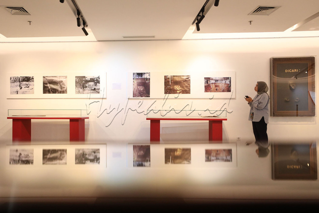 Namun, pada konteks pameran ini sidang yang dibayangkan bukan sekadar praktik pengarahan dan pengawasan, tetapi sebagai ruang pertemuan antar agen: ruang bagi perbedaan posisi, perdebatan artistik, serta tempat melakukan praktik penyidangan, untuk membuka dan membongkar dokumen masa lalu agar dapat dibaca ulang dan dikritisi secara lebih mendalam saat ini.&nbsp;