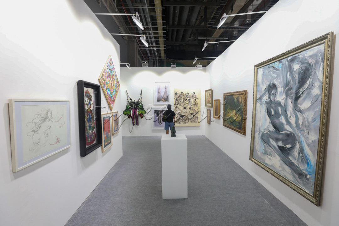 Tak hanya berpijak pada masa lalu, pameran ini juga menyentuh ranah-ranah yang selama ini dianggap tabu. <em>NUDE: Sex, Gender &amp; Eroticism in Indonesian Art</em>, hadir sebagai suara yang berani menyingkap tubuh dalam rupa dan makna. Dikuratori oleh Natasha Doroshenko Murray, pameran ini melintasi generasi dan disiplin, membuka ruang untuk percakapan yang jujur tentang seksualitas, identitas, dan hasrat dalam lanskap budaya visual Indonesia.
<div>&nbsp;</div>