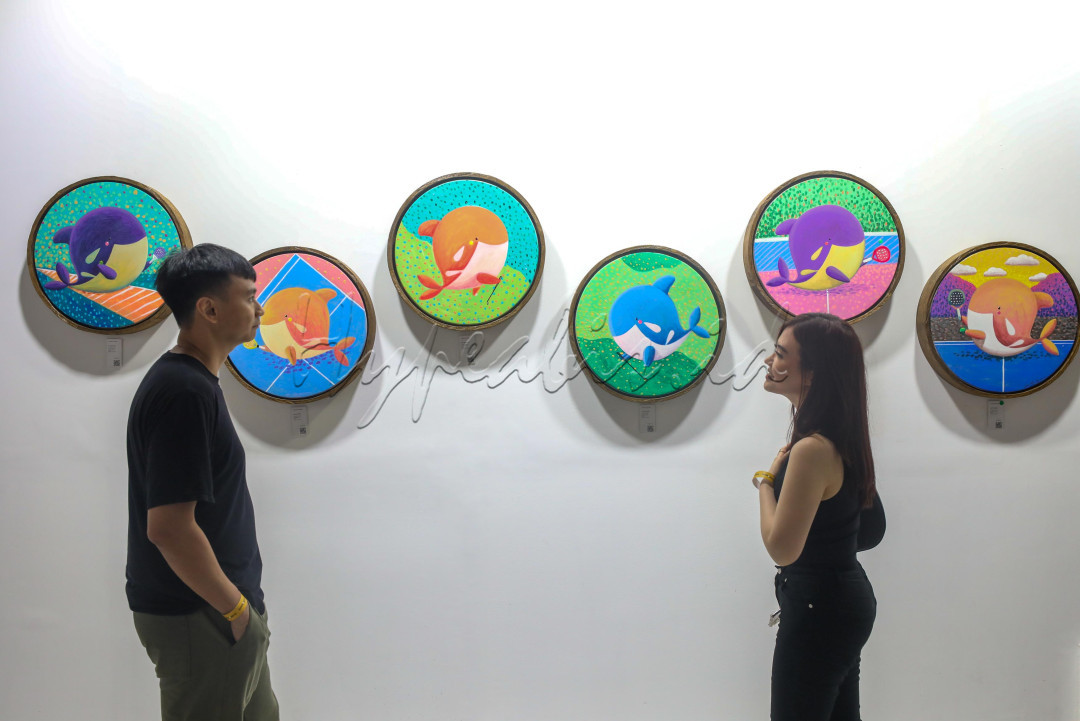 ArtMoments Jakarta 2025 bukan sekadar pameran. Ini adalah perayaan, ruang pulih, dan titik temu lintas generasi. Sebuah momentum di mana seni menjelma sebagai bahasa universal untuk menyapa masa kini dan merayakan kemungkinan-kemungkinan esok hari.<br />
<br />
Editor : Yayus Yuswoprihanto&nbsp;