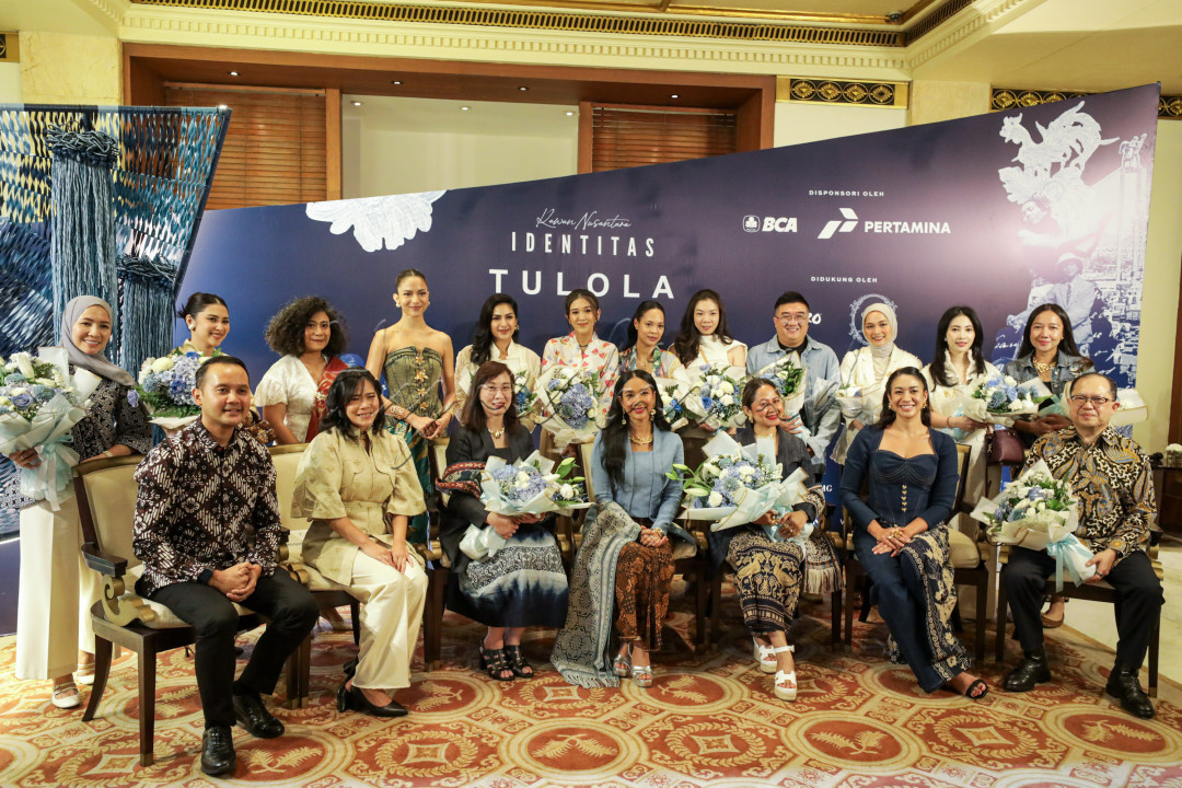 Happy Salma, selaku Founder &amp; Creative Conceptor TULOLA Jewelry mengajak publik untuk menyelami makna terdalam dari jati diri, IDENTITAS yang lahir dari inti diri yang sejati, berakar dari tempat kita tumbuh, dipengaruhi oleh keluarga, Ieluhur, dan lingkungan yang membentuk karakter pribadi. Seiring waktu, identitas akan berkembang dan menjelma menjadi bagian dari komunitas, hingga membentuk karakter kolektif sebuah bangsa.