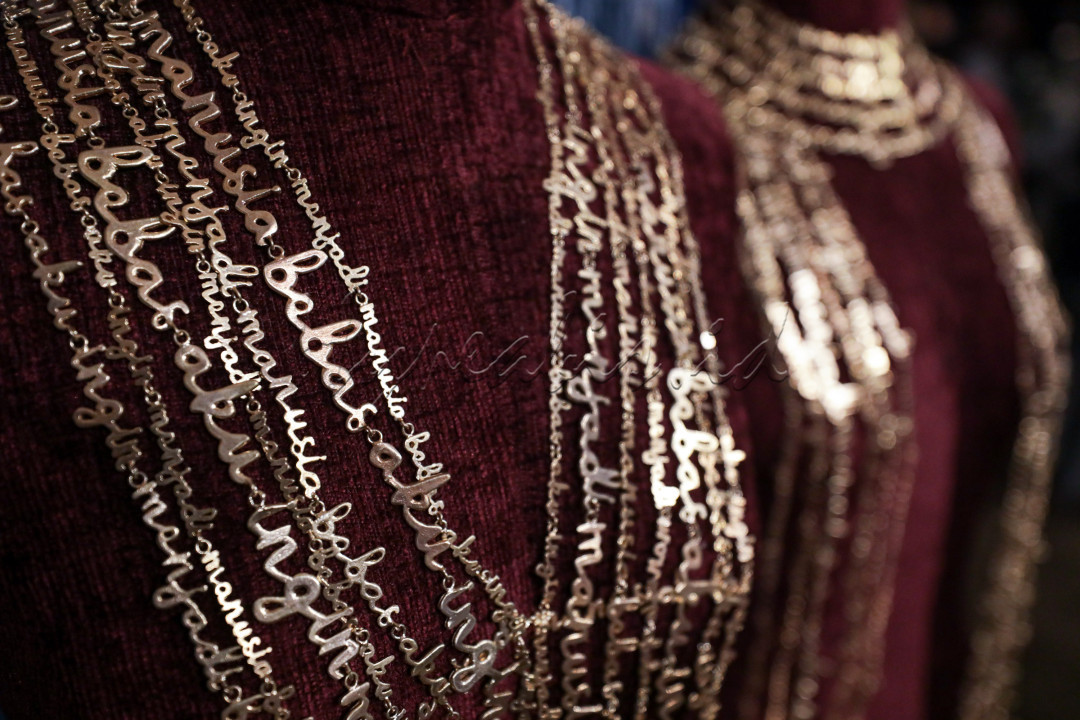 Proses pengerjaan setiap produk pada pameran ini seluruhnya menggunakan tangan (<em>handmade</em>) dengan kombinasi bahan 92,5 persen perak murni, kemudian dilapisi emas 18 karat (<em>gold dip</em>), memerlukan waktu tiga minggu untuk setiap produknya.<br />
<br />
&nbsp;