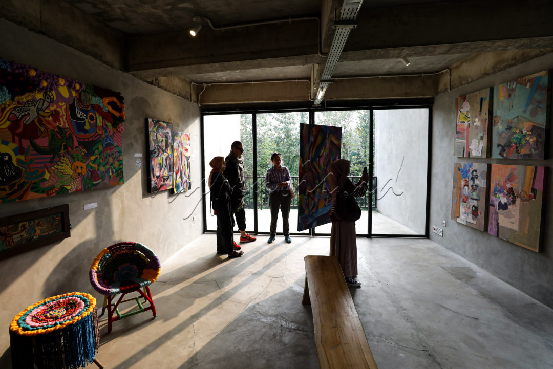 Out of Nowhere Vol. 2 mencoba memetakan gangguan mental sebagai bagian dari lanskap sosial paska-naratif, yang dibingkai dalam beragam karya mula dari seni lukis di atas kanvas hingga seni instalasi. Pameran ini tidak hanya hadir sebagai terapi, tetapi sebagai ruang visual untuk menyuarakan fragmen-fragmen kegelisahan yang tidak terwakili dalam narasi arus utama.&nbsp;