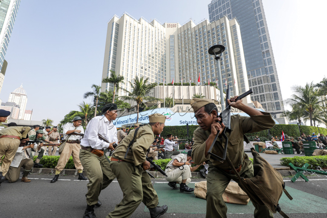 Sejumlah pemain menampilkan teatrikal drama kolosal Pertempuran Empat Hari di Surakarta atau Serangan Umum Surakarta yang digelar saat hari bebas kendaraan bermotor (HBKB) atau <em>car free day</em> (CFD) di kawasan Bundaran Hotel Indonesia, Jakarta, Minggu (10/8/2025). Drama kolosal tersebut merupakan hasil kolaborasi antara Komunitas Roodebrug Surabaya dengan Legiun Veteran Republik Indonesia (LVRI).<br />
&nbsp;