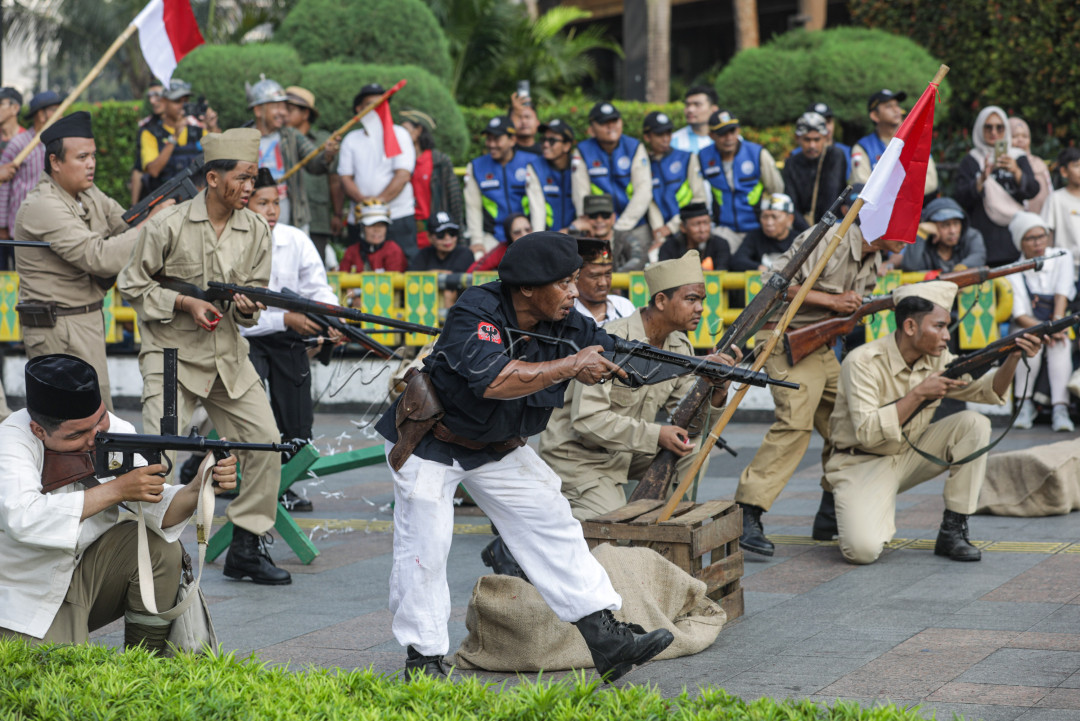 Drama ini mengisahkan perjuangan tokoh-tokoh Indonesia dan TNI yang dipimpin oleh Letnan Kolonel Slamet Riyadi. Dengan diiringi narasi sejarah dan lagu-lagu perjuangan, jalannya drama digambarkan melalui peristiwa heroik saat rakyat dan TNI bertempur mempertahankan Kota Surakarta dari agresi militer Belanda pada Juli 1949 pasca Proklamasi.