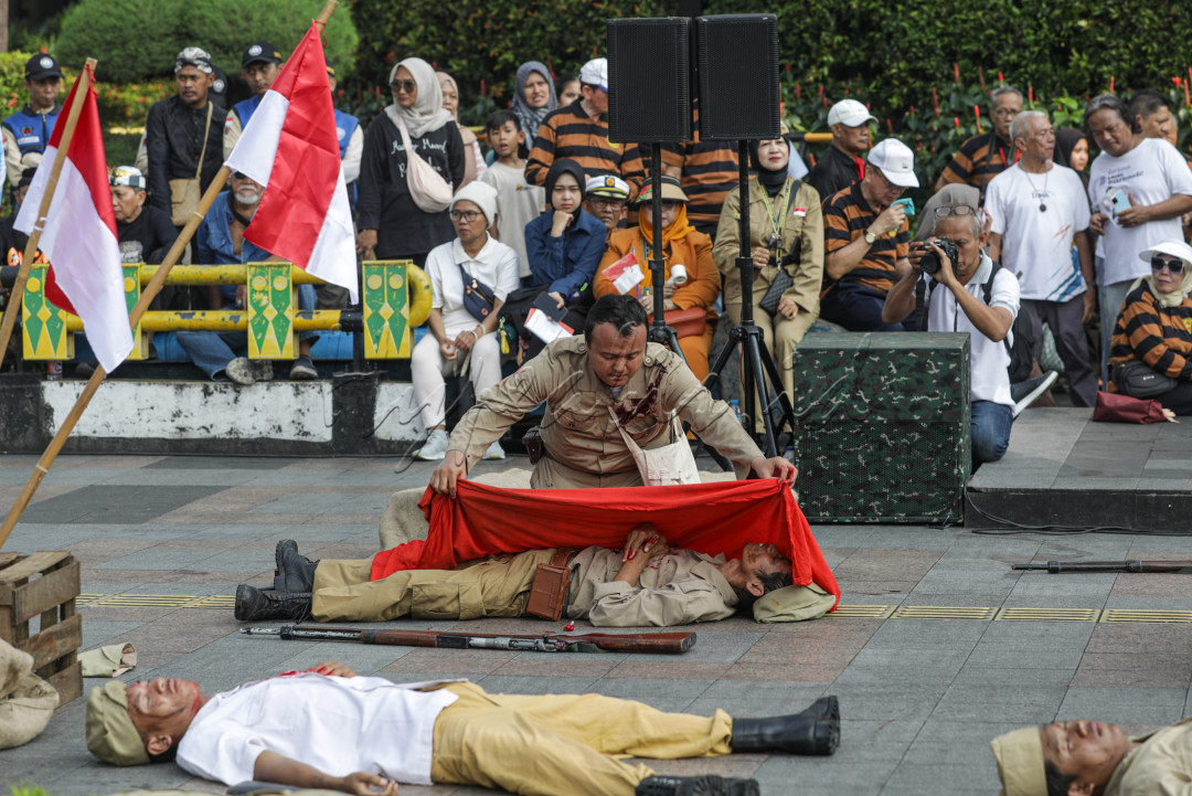 Teatrikal itu pun ditutup oleh kumandang lagu Bagimu Negeri, yang dinyanyikan secara bersama-sama dengan warga yang menyaksikan. Selamat Hari Veteran dan Dirgahayu Republik Indonesia&hellip;!<br />
<br />
Editor : Yayus Yuswoprihanto<br />
&nbsp;