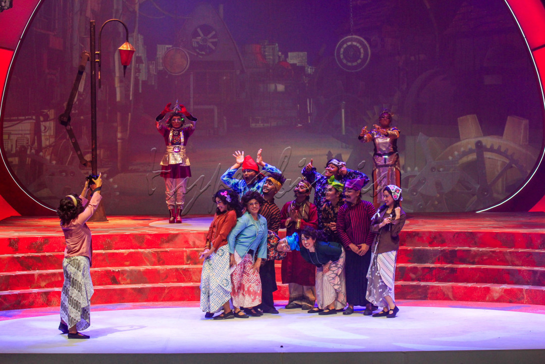 Seniman dari Teater Koma mementaskan Mencari Semar hasil kolaborasi dengan Bakti Budaya Djarum Foundation di Ciputra Artpreneur, Jakarta, Selasa (12/8/2025). Pentas tersebut merupakan sebuah lakon fantasi yang menggabungkan mitologi Jawa dengan narasi futuristik.