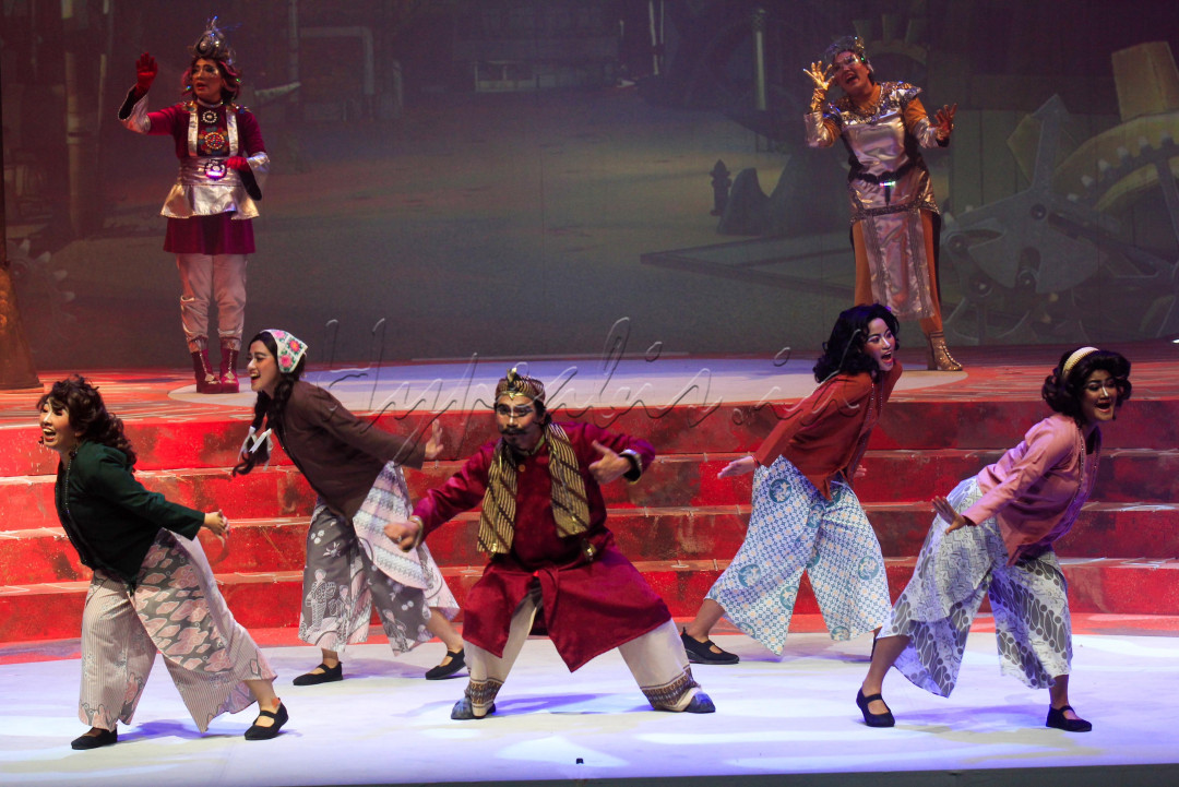 Teater Koma adalah sebuah kelompok seni panggung yang didirikan oleh Nano Riantiarno, Ratna Madjid, Sjaeful Anwar, Rudjito, Rima Melati, Jajang Pamontjak, Titi Qadarsih, Cini Goenarwan, Jimi B. Ardi, Otong Lenon, Zaenal Bungsu, dan Agung Dauhan pada 1 Maret 1977 di Jakarta.&nbsp;Sebagai kelompok teater yang sudah cukup tua, Teater Koma memiliki reputasi yang cukup bagus di kancah perteateran Indonesia. Hingga 2025, sudah memproduksi lebih dari 230 naskah cerita yang diminkan baik di layar televisi maupun di panggung konvensional.&nbsp;<br />
Mereka sering melakukan kiprah kreatifnya di Pusat Kesenian Jakarta, Taman Ismail Marzuki, TVRI, Gedung Kesenian Jakarta, dan Ciputra Artprenuer.<br />
&nbsp;