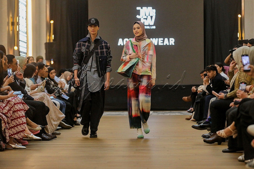 Model tampil pada acara Peluncuran Jakarta Muslim Fashion Week (JMFW) 2026 di Jakarta, Selasa (12/8/2025). JMFW 2026 resmi diluncurkan dengan mengusung tema <em>Essential Lab</em> sebagai upaya untuk memperkuat ekosistem fesyen muslim nasional.&nbsp;<br />
&nbsp;