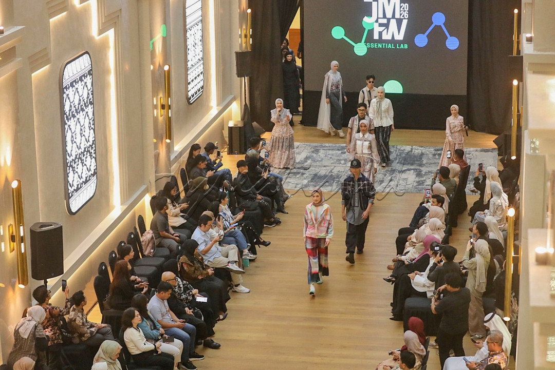 Sejak pertama kali diluncurkan pada 2021, JMFW terus mencatat capaian positif. Pada 2024, JMFW &nbsp;berhasil menghadirkan lebih dari 239 jenama lokal yang menampilkan lebih dari 1.000 koleksi <em>modest fashion</em>. JMFW 2025 juga sukses mencatatkan potensi transaksi sebesar US$20,4 juta, melampaui target awal yang ditetapkan sebesar US$3 juta.<br />
<br />
Editor : Yayus Yuswoprihanto<br />
<br />
&nbsp;