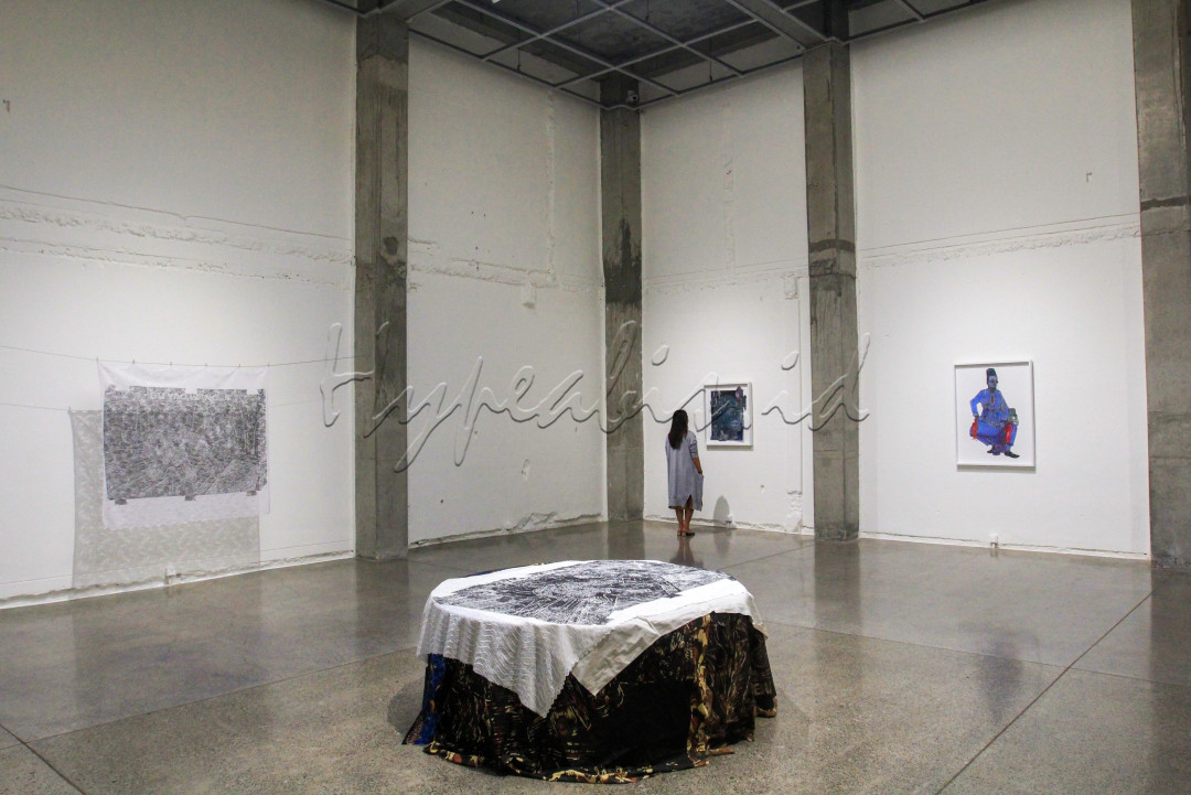 Pengunjung mengamati karya seni yang dipajang di ROH Galeri di Jakarta, Rabu (13/8/2025). ROH mempersembahkan pameran tunggal pertama Agung Kurniawan yang berjudul Whoever Stays Until The End Will Tell The Story. Pameran yang disertai dengan teks oleh kurator Mira Asriningtyas dan Exquisite Corpse ini berlangsung hingga 7 September 2025.