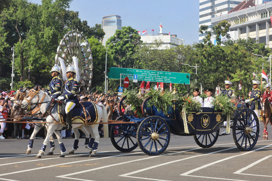 Upacara diawali dengan kirab Purna Paskibraka Duta Pancasila 2024 yang membawa duplikat Bendera Pusaka Merah Putih dan Teks Proklamasi dengan naik Kereta Kencana Garuda Prabayaksa dari Museum Nasional menuju Istana Merdeka.&nbsp;Kereta Kencana Garuda Prabayaksa&nbsp;merupakan gabungan dari dua kata yakni Prabadan Yaksa yang berarti cahaya yang besar atau cahaya terang. Kereta berbahan kayu jati dan besi tersebut dibuat di Sleman, DI Yogyakarta, khusus untuk perayaan kemerdekaan ke-80 RI.&nbsp;Hypeabis/Eusebio Chrysnamurti&nbsp;<br />
&nbsp;