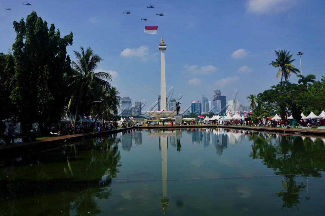 Selain menyaksikan kirab Bendera Merah Putih dan Teks Proklamasi, warga juga dapat melihat jalannya upacara serta berbagai atraksi seperti helikopter TNI AU yang terbang sambil mengibarkan Bendera Merah Putih berukuran besar. Hypeabis/Eusebio Chrysnamurti&nbsp;<br />
<br />
&nbsp;