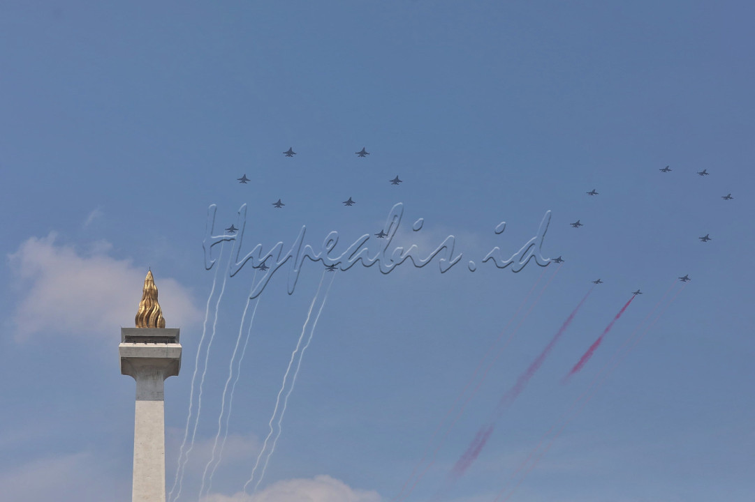 TNI AU juga mengerahkan pesawat berbagai jenis seperti Jupiter Aerobic Team, pesawat tempur F 16 Fighting Falcon, T50i Golden Eagle dan Hawk 100-200 untuk melakukan <em>fly pass</em> di langit Jakarta. Atraksi udara tersebut mengundang decak kagum dari masyarakat dan tepuk tangan meriah dari peserta dan tamu undangan. Hypeabis/Eusebio Chrysnamurti<br />
<br />
Editor : Yayus Yuswoprihanto